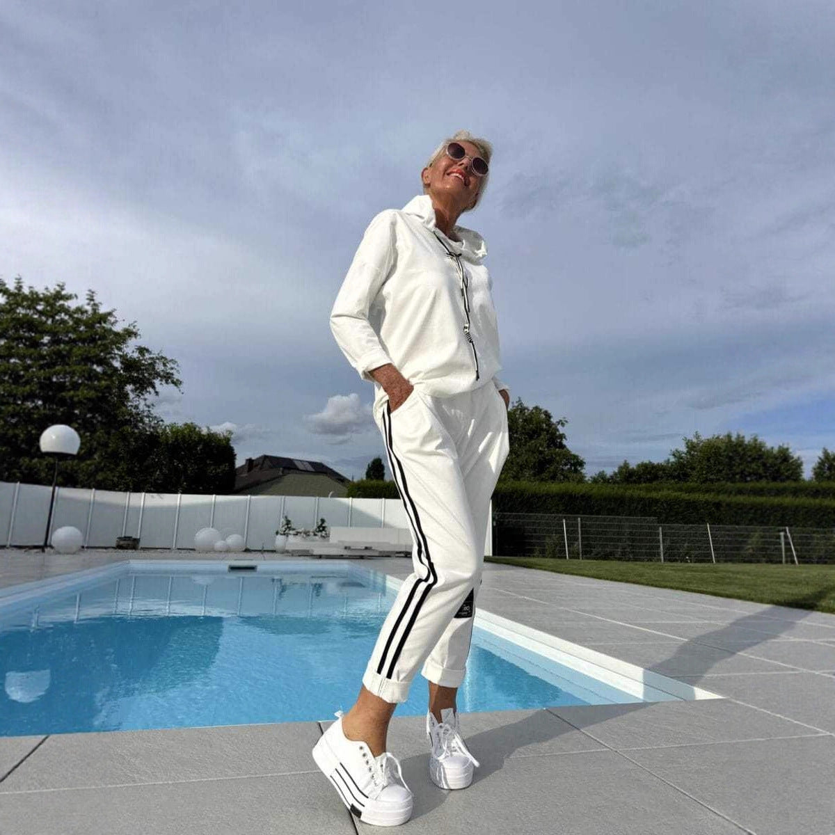 AURORA | Dwuczęściowy zestaw damski z bluzą z kapturem i spodniami dresowymi