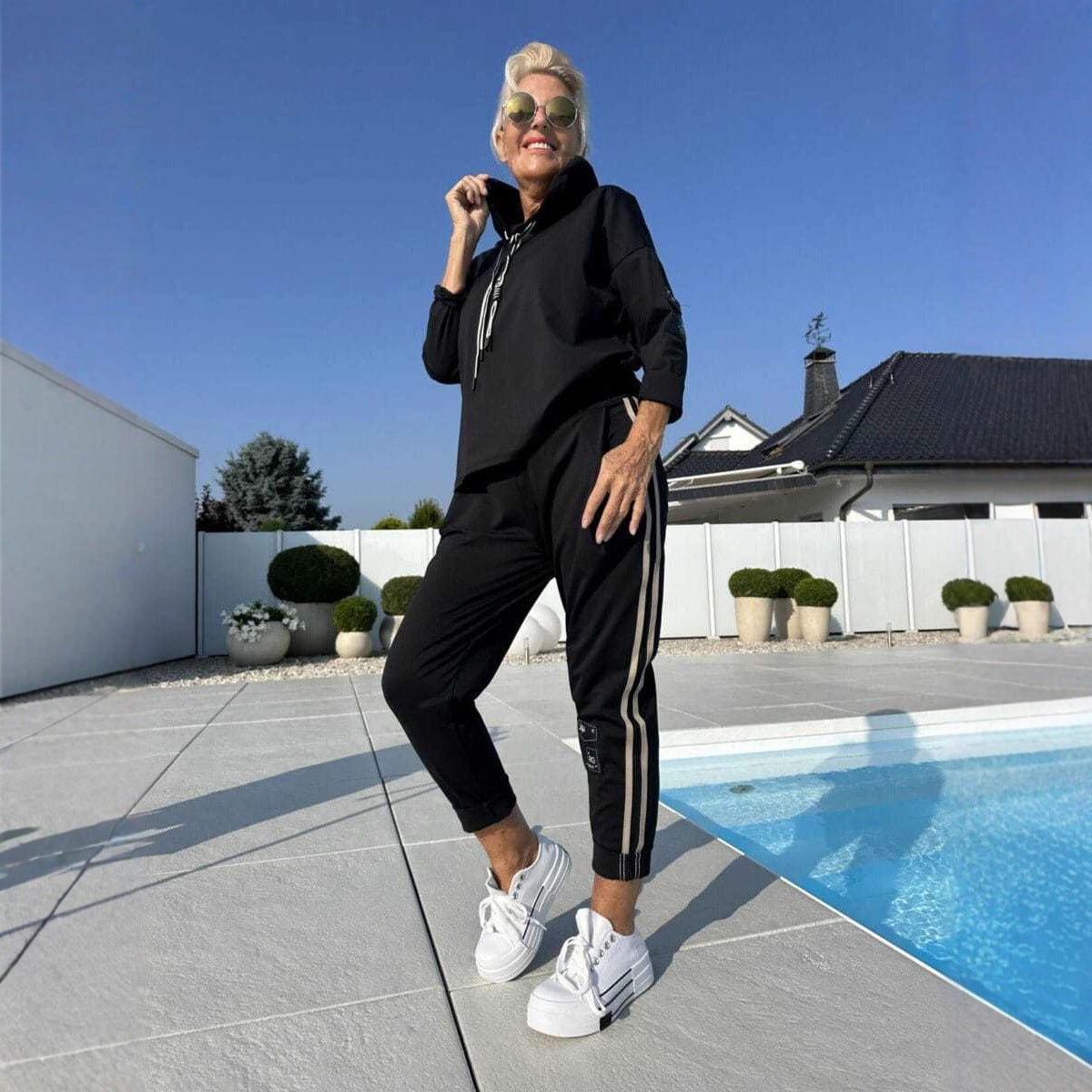 AURORA | Dwuczęściowy zestaw damski z bluzą z kapturem i spodniami dresowymi